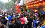 Hàng trăm người xếp hàng chờ mua vàng tại một cửa hàng Bảo Tín Minh Châu
